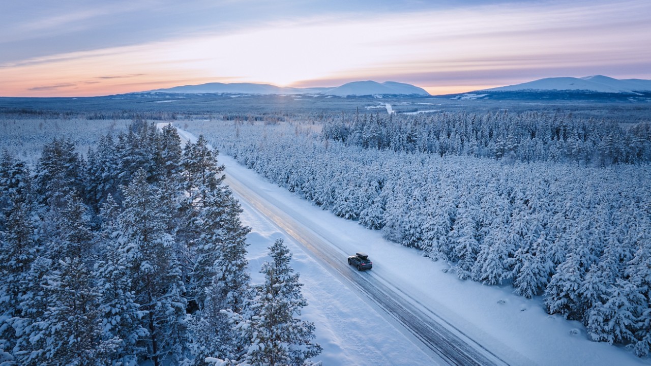 TOY_SEASONAL_2024_HUB_VLV_IMG_KV_WINTER_RAV4-PHEV_Roofbox_2-2