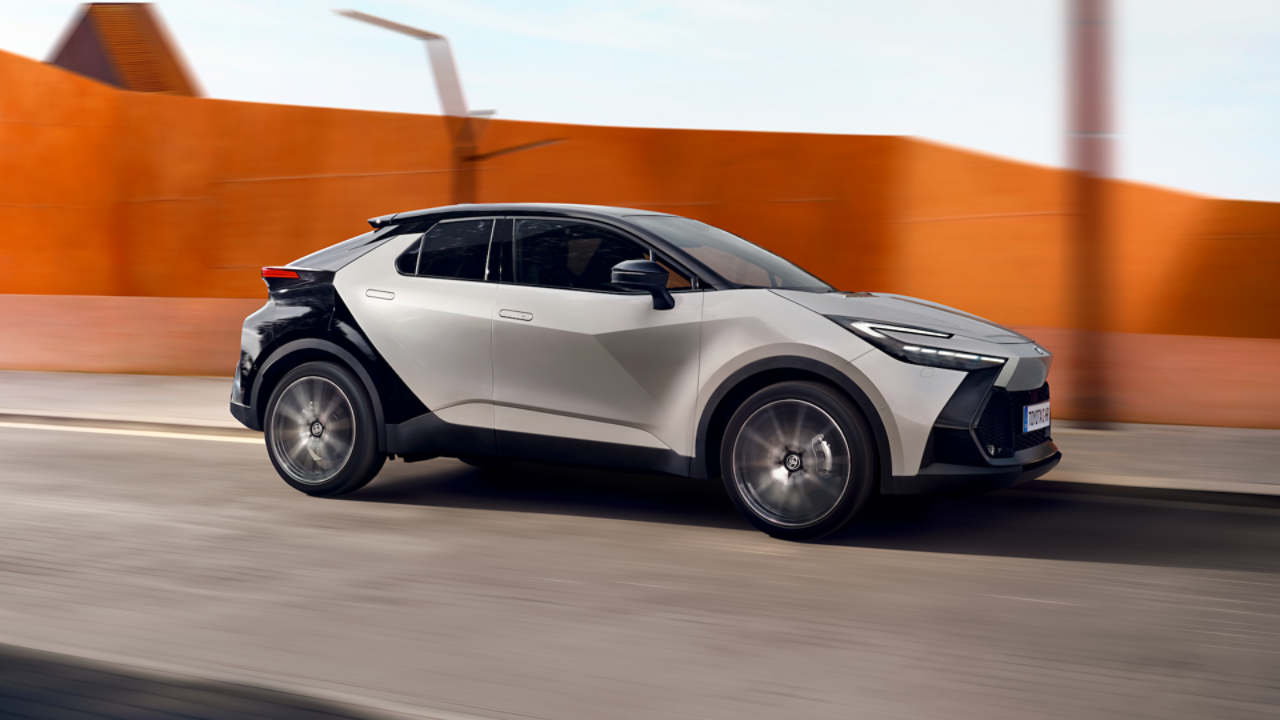 Een Hybride Toyota C-HR op de weg