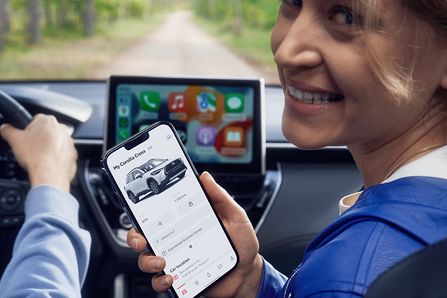 Een Toyota rijder checkt de status van haar auto met de MyToyota app