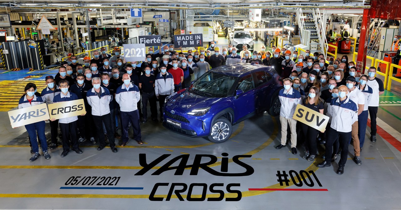 Toyota, Yaris Cross, exterieur, driekwart, rechtsvoor, fabriekshal