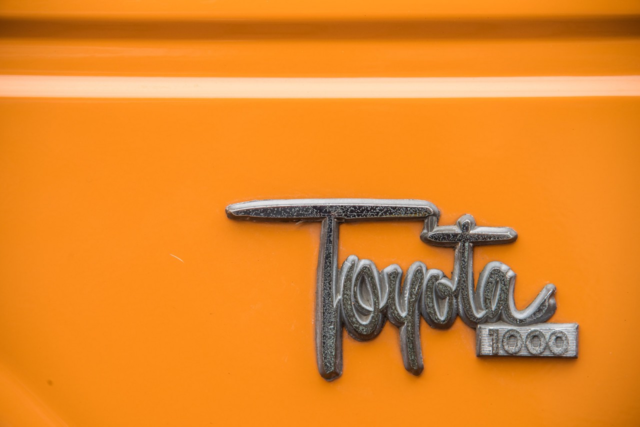 Toyota 1000, modelnaam, embleem, detailbeeld