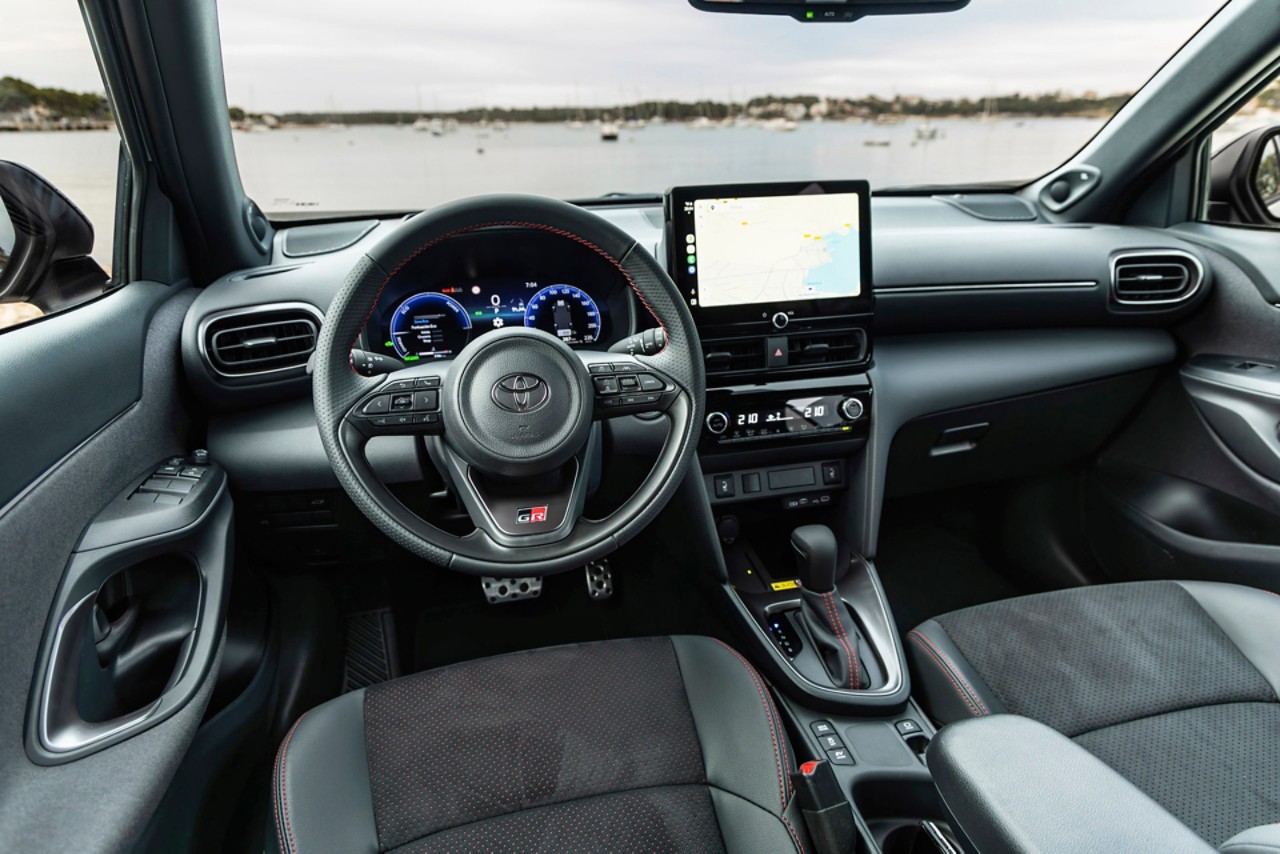 Toyota Yaris Cross, interieur, dashboard, stuur, bedieningspaneel