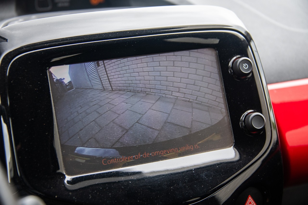 Toyota Aygo, interieur, achteruitrijcamera