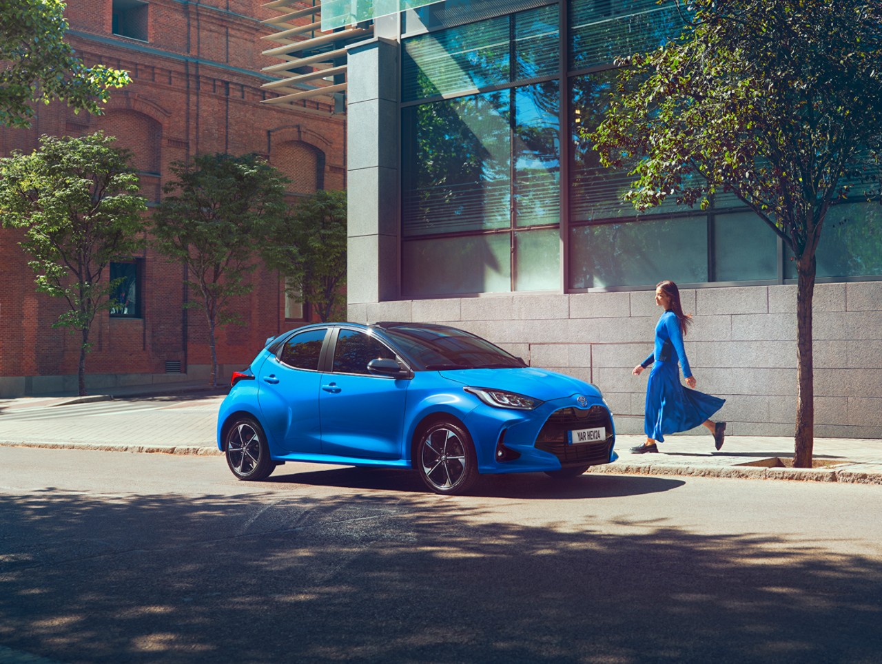 Toyota Yaris, exterieur, zijkant, blauw, geparkeerd, vrouw