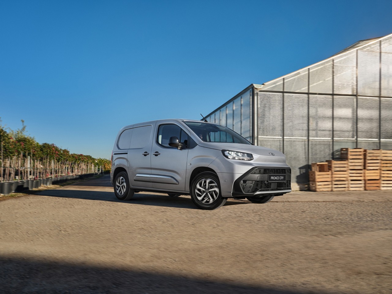 Toyota Proace City, exterieur, driekwart voor, rijdend, fruitteler terrein