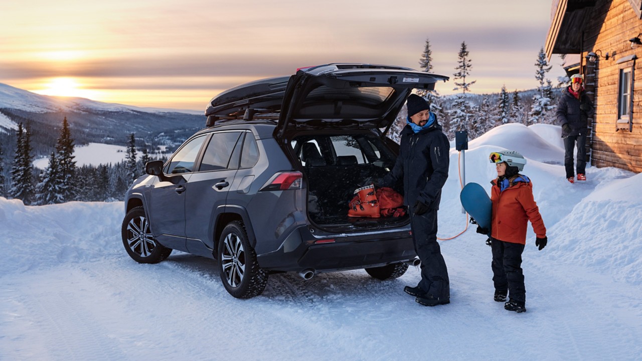 Toyota, RAV4, PHEV, exterieur, voorkant, opladen, winter, sneeuw