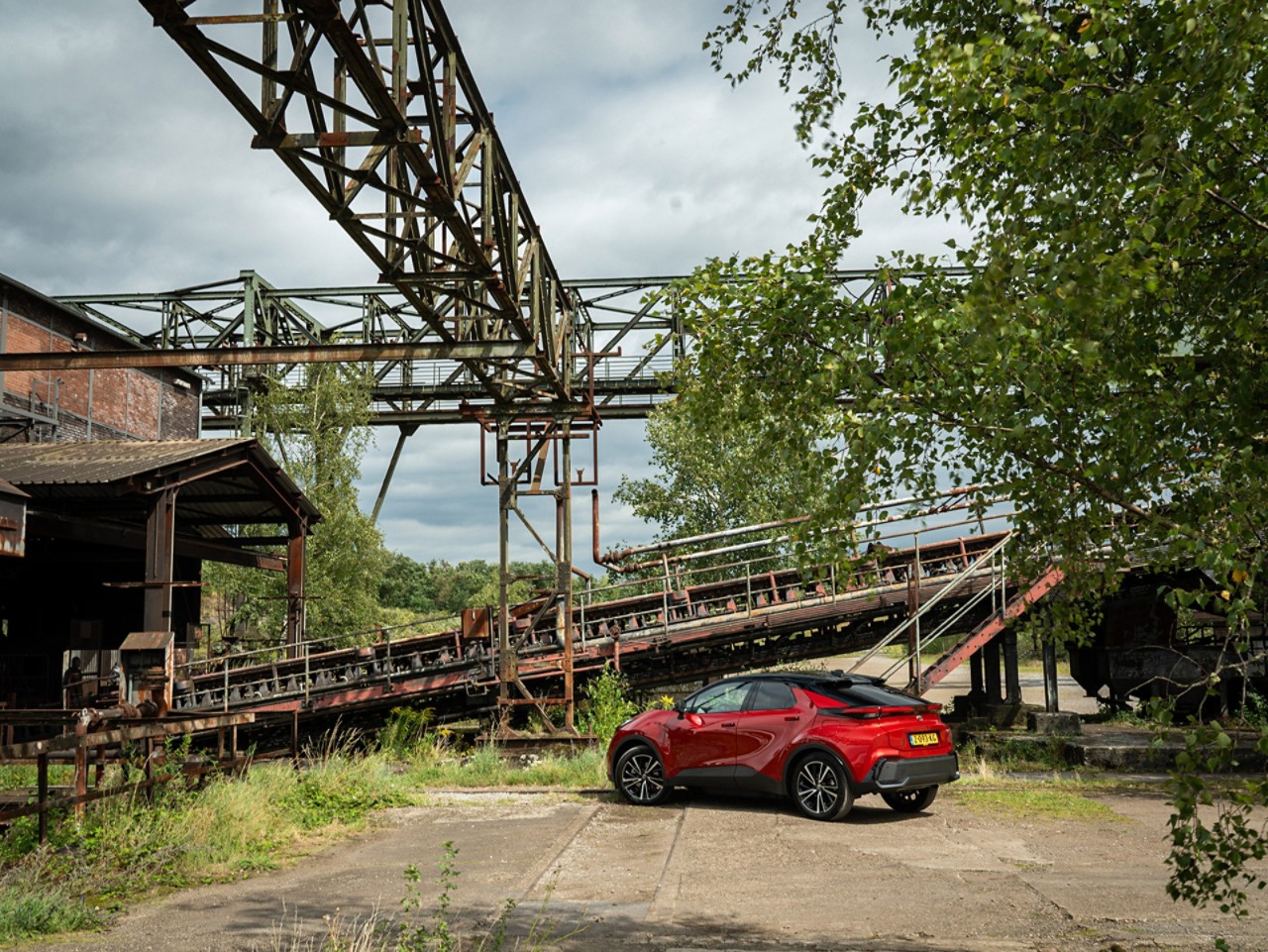 Toyota C-HR, exterieur, linker zijaanzicht, roodkleurig, surrealistische omgeving