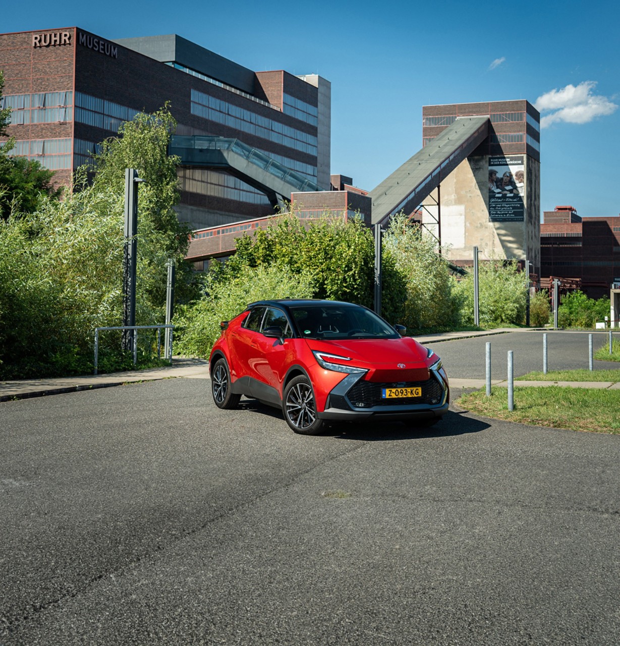 Toyota C-HR, exterieur, rechter voorzijde, schuin, roodkleurig, gebouwen