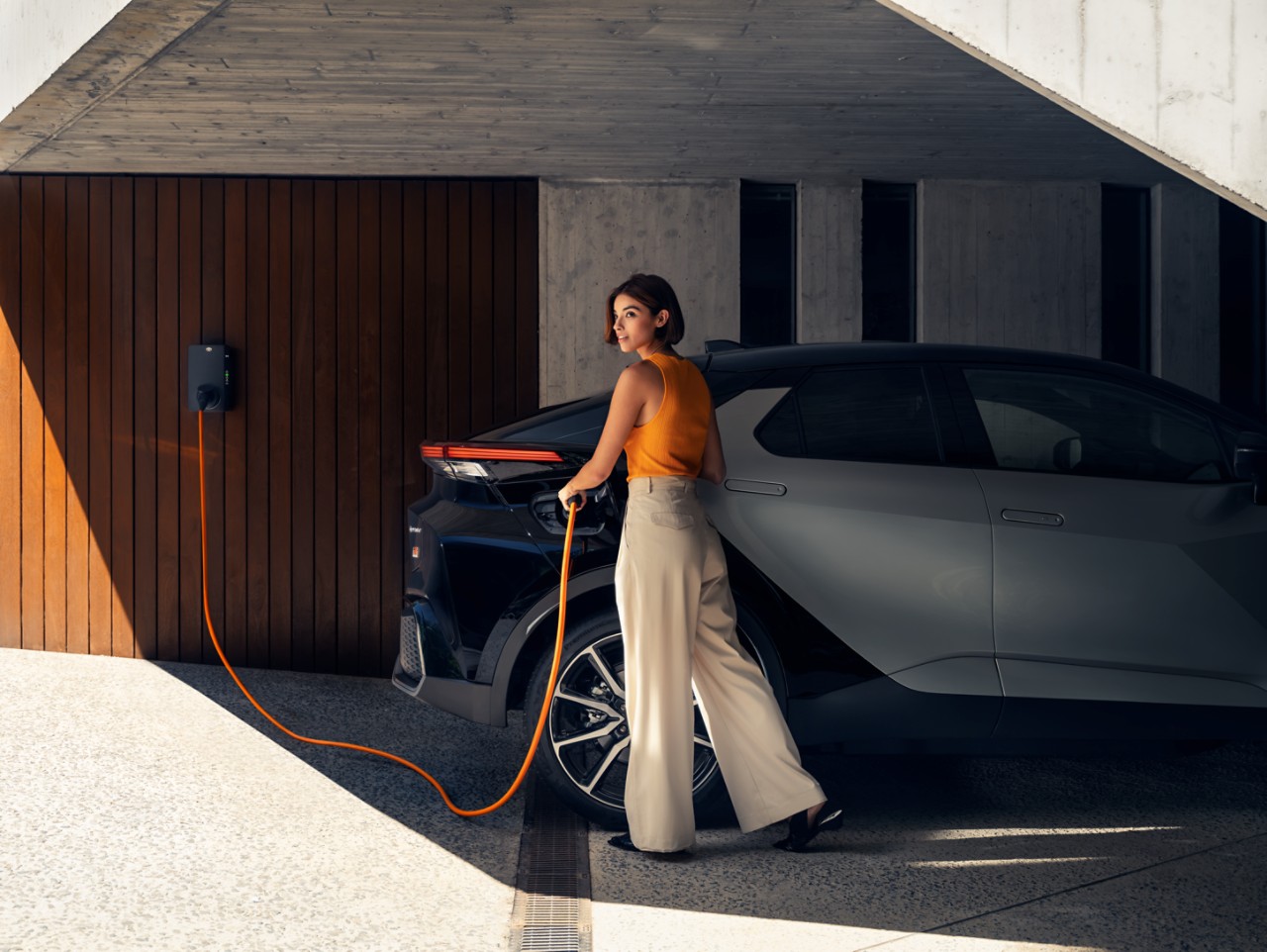 Een Toyota Rijder laadt haar C-HR Plug-in op met de wallbox